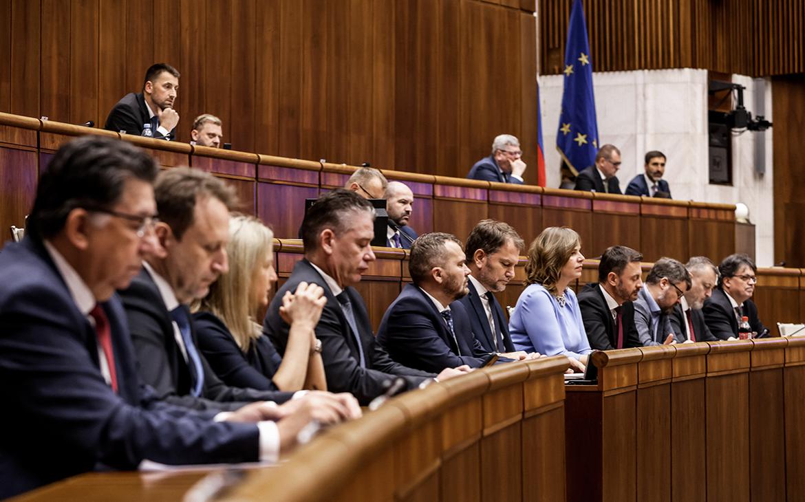 Парламент Словакии вынес вотум недоверия правительству