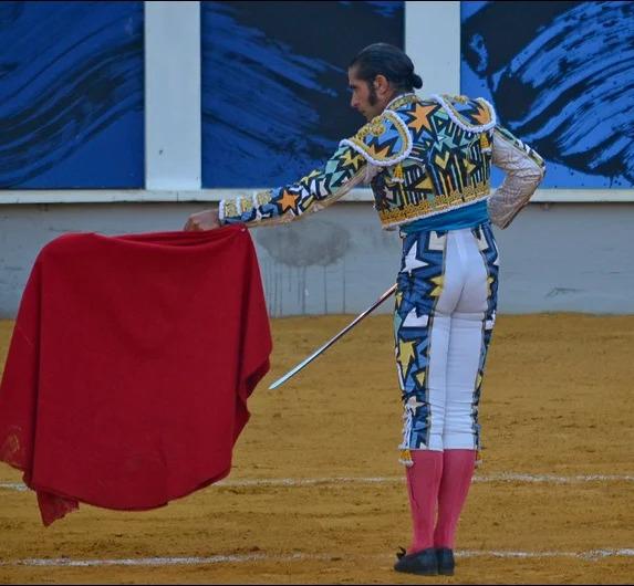 Матадор Сальвадор Вега в костюме, сшитом по образцу, спроектированному самим Пикассо