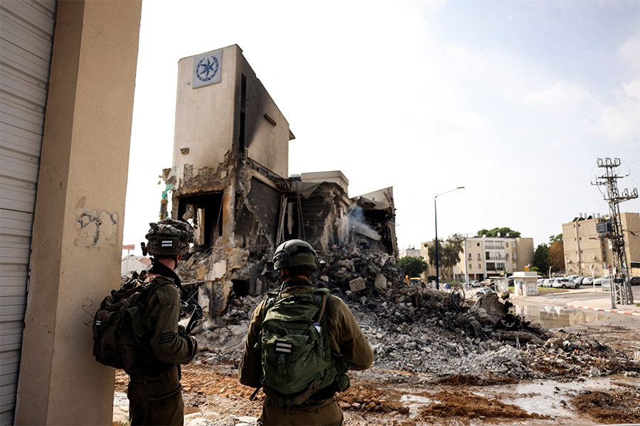 Израильские военные у разрушенного полицейского участка в городе&nbsp;Сдерот.&nbsp;