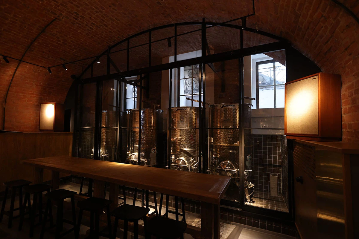 Какой будет первая городская винодельня Москвы. Репортаж «РБК Вино»