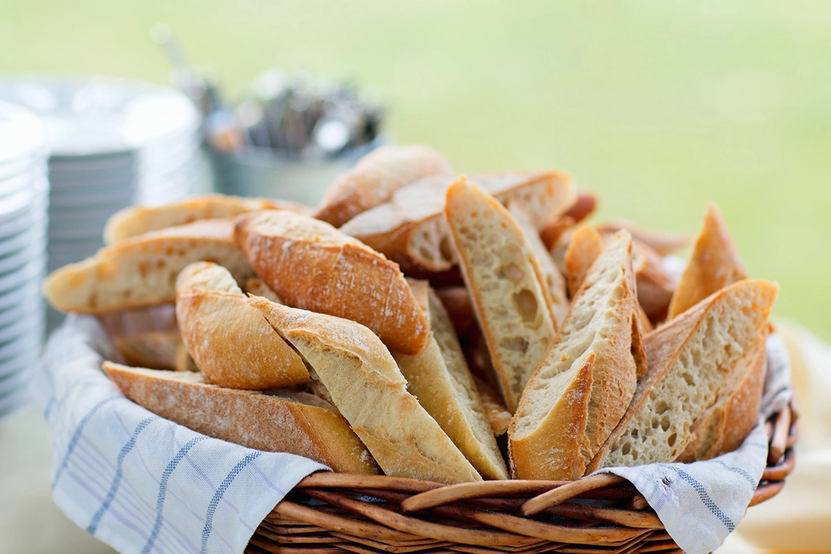 С точки зрения этикета подход к потреблению и подаче хлеба в разных местах может быть не одинаков, но часто становится почти ритуальным и обрастает огромным количеством условностей и тонкостей