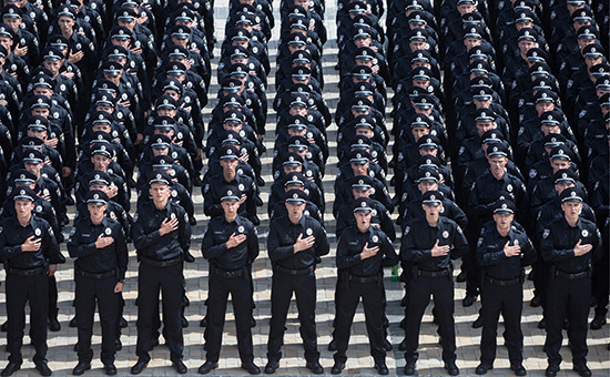 Сотрудники патрульной полиции на церемонии принесения присяги на Софийской площади в&nbsp;Киеве