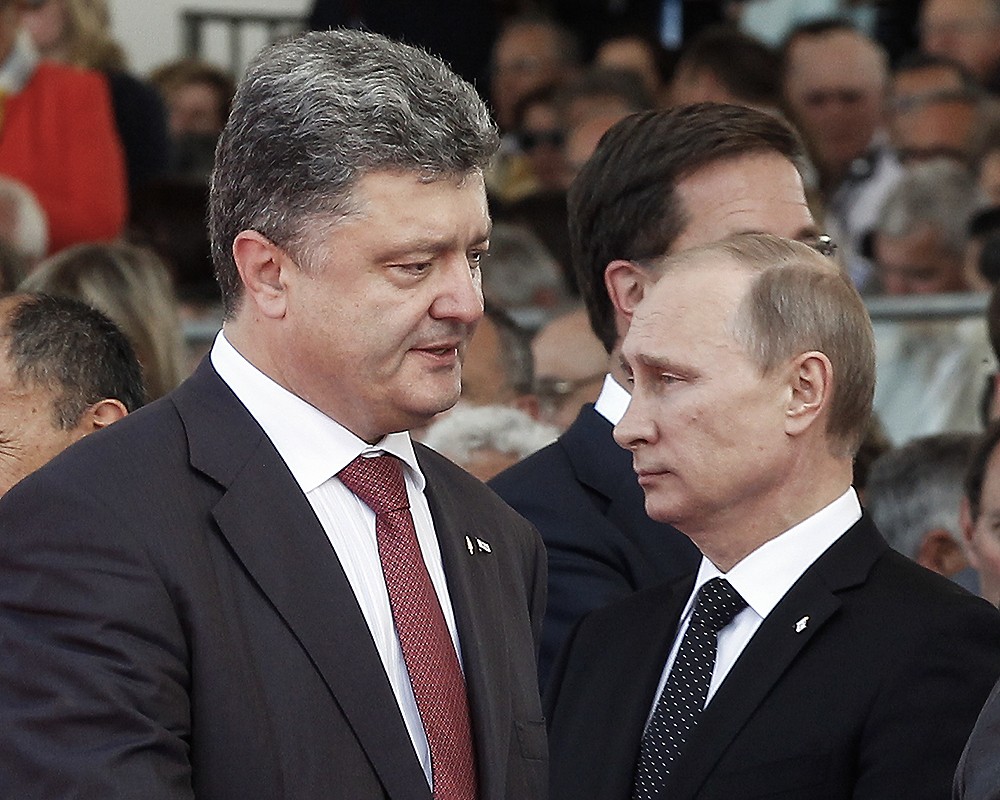 Президент Украины Петр Порошенко и президент России Владимир Путин (слева направо)