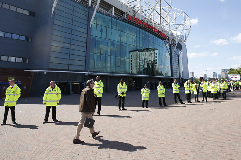 Полицейское оцепление ​вокруг стадиона Old Trafford в&nbsp;Манчестере
