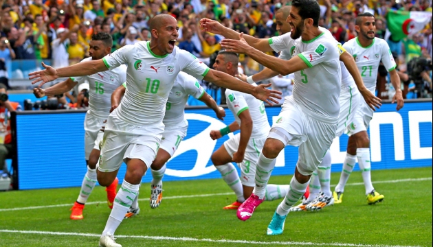 Софьян Фегули из сборной Алжира празднует первый гол с товарищами по команде. Группа H матч между Бельгией и Алжиром. 17 июня, стадион "Минейран", Белу-Оризонти, Бразилия . 