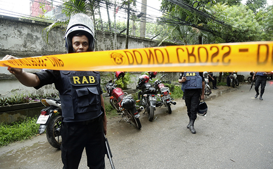 Бойцы бангладешского спецбатальона RAB у места трагедии


