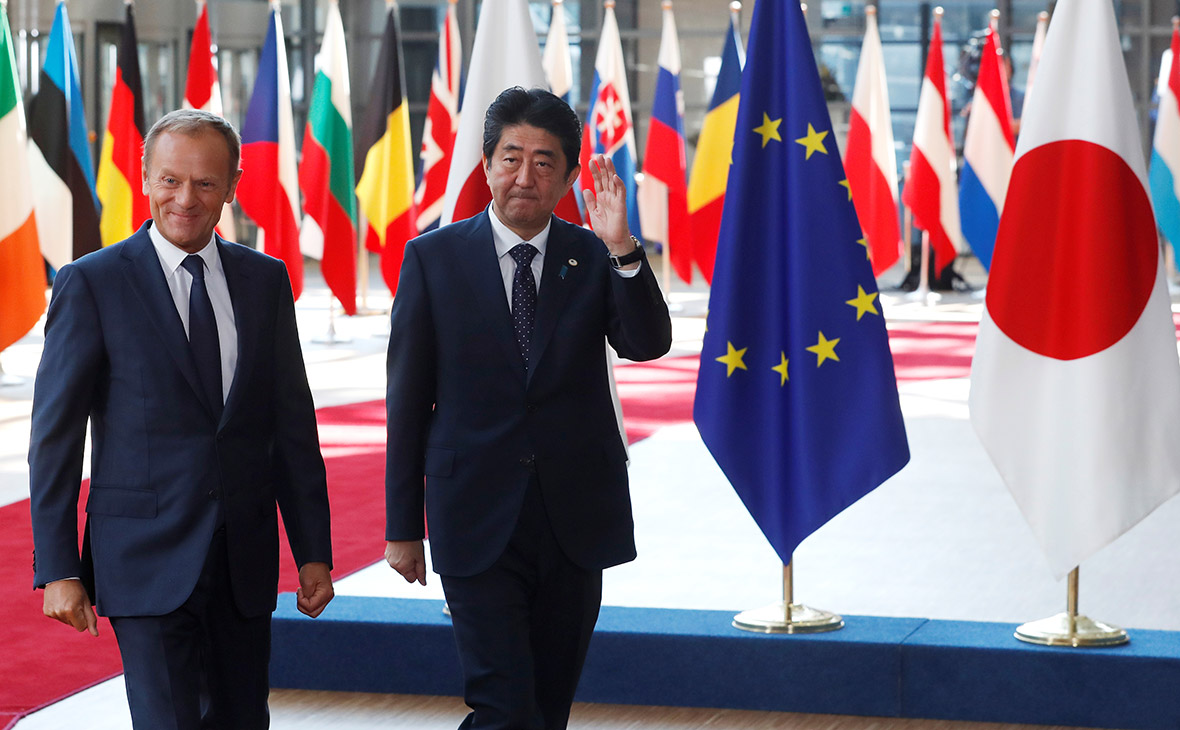 Премьер-министр Японии Синдзо Абэ (справа) и председатель ЕС Дональд Туск