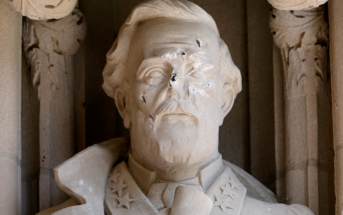 Поврежденная ​статуя генерала Роберта Ли в Университете&nbsp;Дьюка


