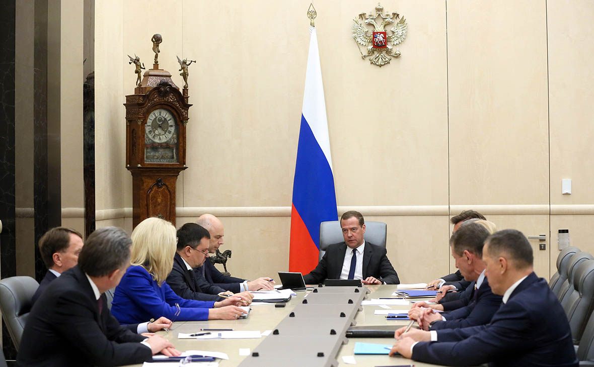 Премьер-министр России Дмитрий Медведев (в центре) во время совещания с вице-премьерами


