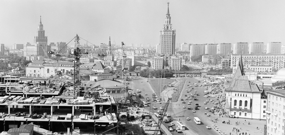 Комсомольская площадь, слева &mdash; строительство универмага &laquo;Московский&raquo;