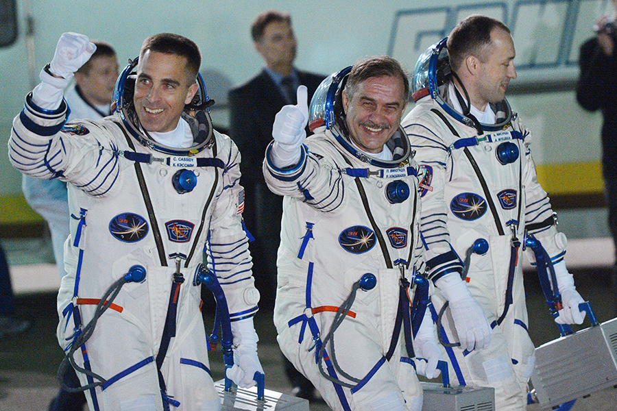 Слева направо: астронавт НАСА Кристофер Кэссиди и космонавты «Роскосмоса» Павел Виноградов и Александр Мисуркин 