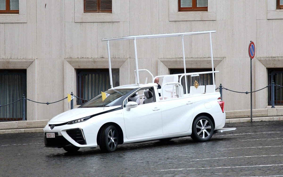 Папа римский пересел на водородный седан Toyota