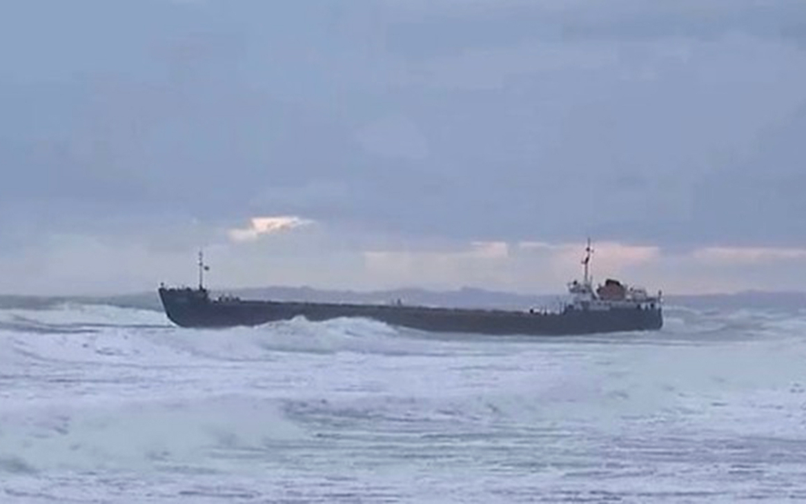 Российское судно застряло в территориальных водах Грузии из-за шторма