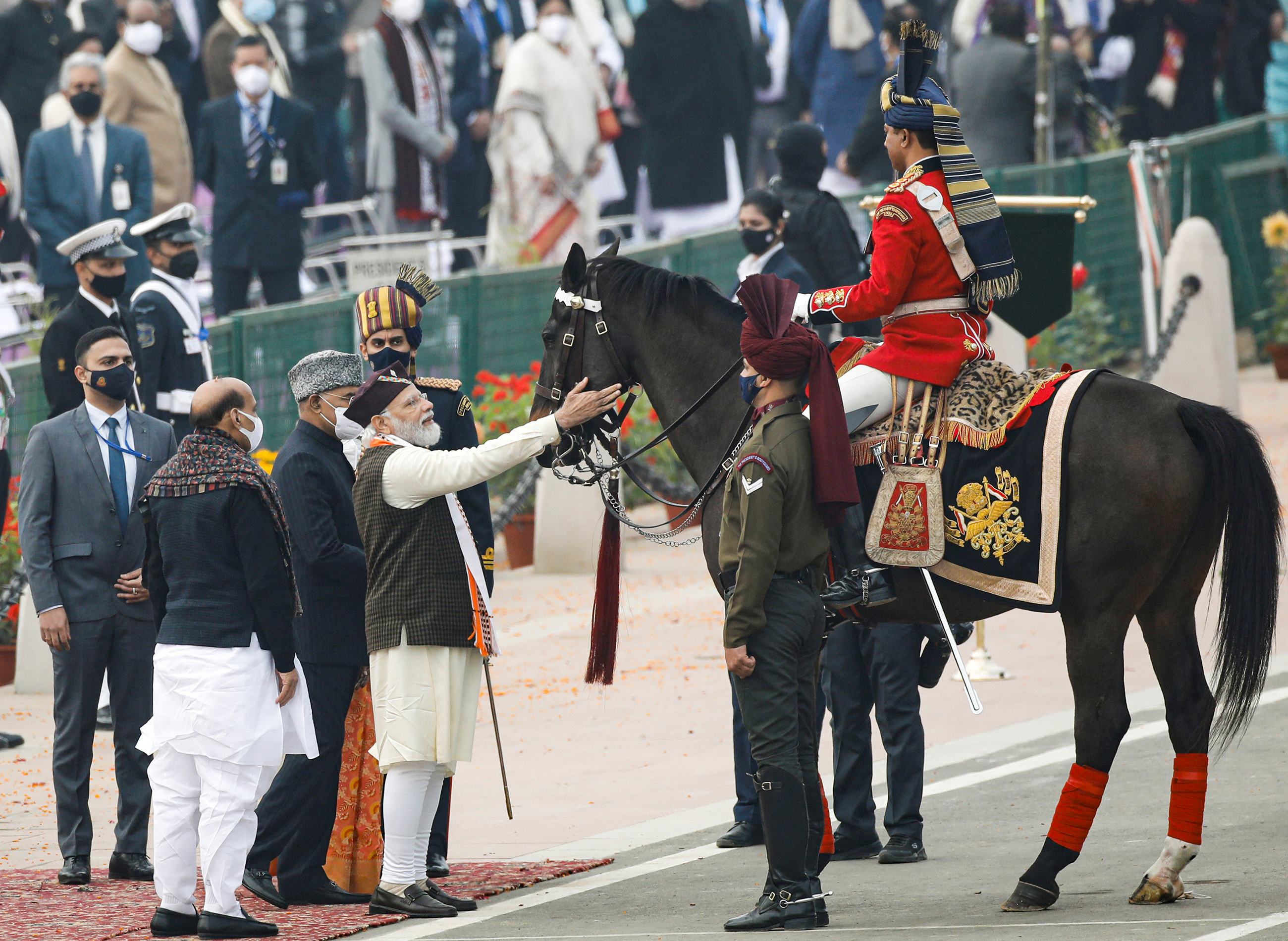 Премьер-министр Индии Нарендра Моди приветствует президентского гвардейца