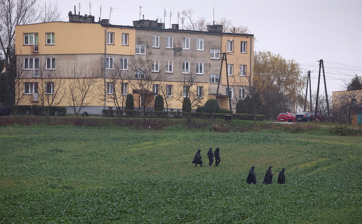 Полицейские возле места взрыва в деревне&nbsp;Пшеводув