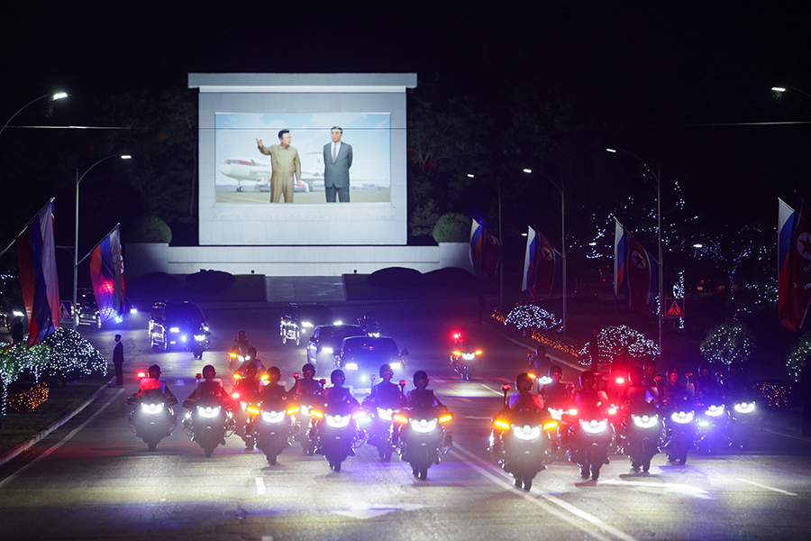В рамках подготовки к визиту Путина в Пхеньяне вдоль улиц развесили плакаты с его изображением и российских флаги.&nbsp;