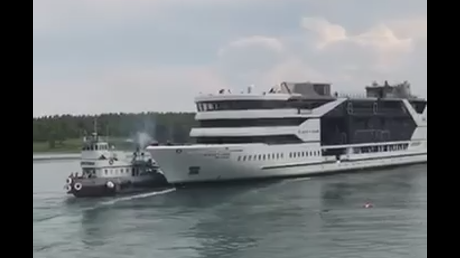 Круизный лайнер протаранил буксир при спуске на воду в Иркутске