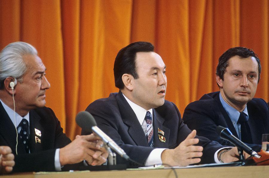 Аскар Кунаев, Нурсултан Назарбаев и Виталий Игнатенко (слева направо), 1981 год