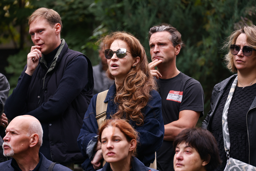 Актер Виктор Добронравов (второй справа на втором плане)