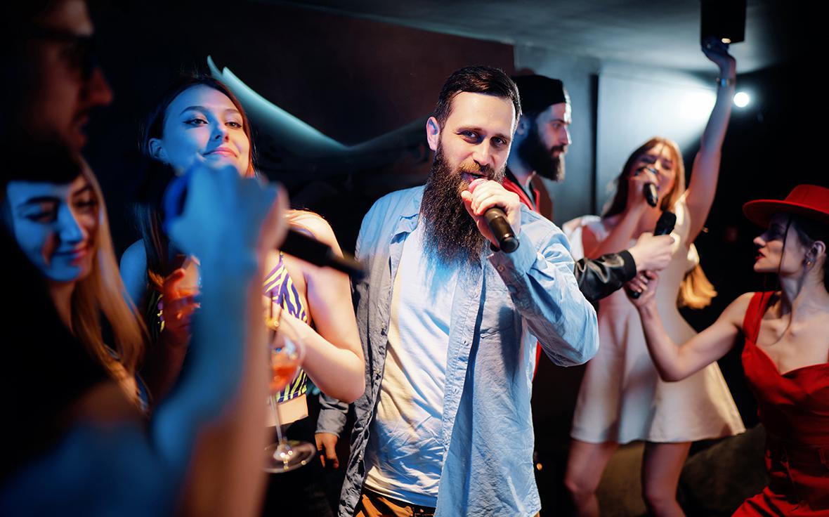 Популярность караоке-баров в крупных городах снизилась из-за зумеров