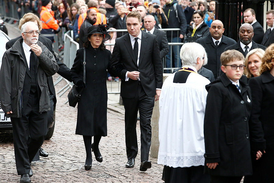 Джейн Хокинг и ее сын Тимоти прибывают в Великую церковь Святой Марии