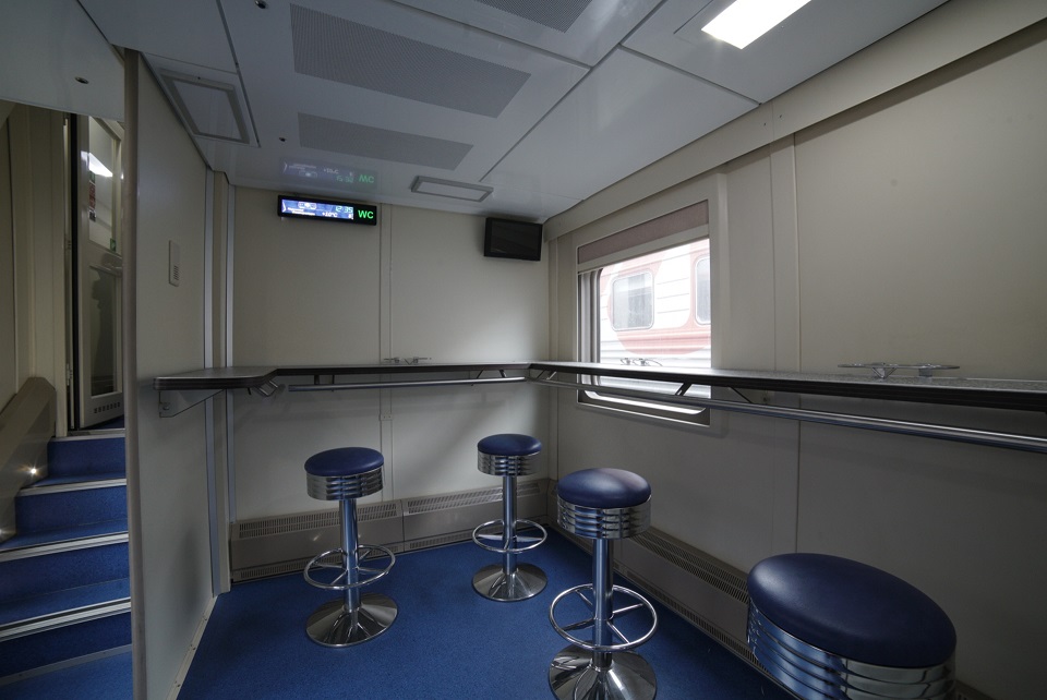Вагоны СВ оборудованы душем и биотуалетами. Стоимость билета в таком вагоне составит почти 10 тыс. руб. В нее входят комплект постельного белья, полотенце и горячее питание
