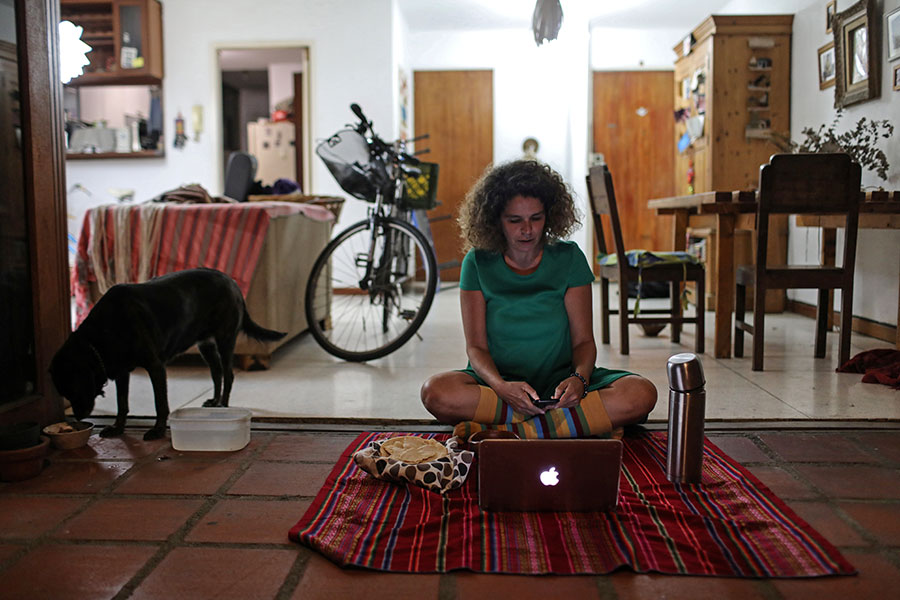 Женщина на виртуальном пикнике с друзьями. Каракас, Венесуэла
