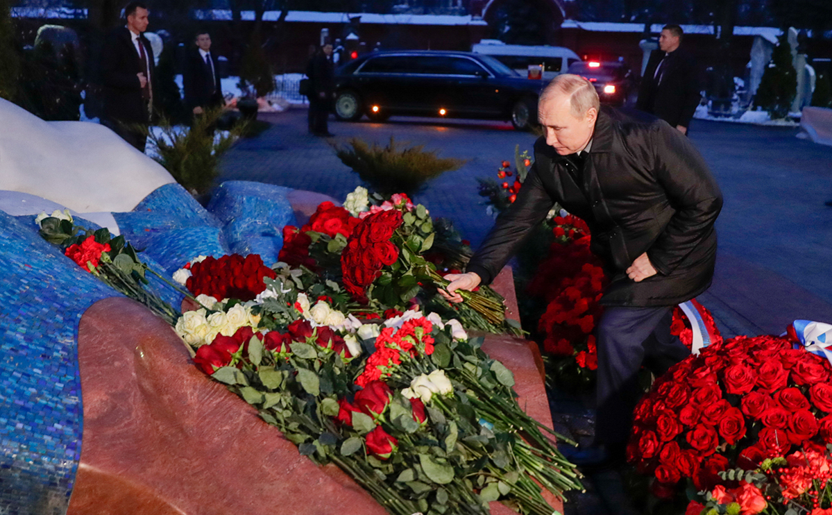 Владимир Путин во время возложения цветов к могиле Бориса Ельцина