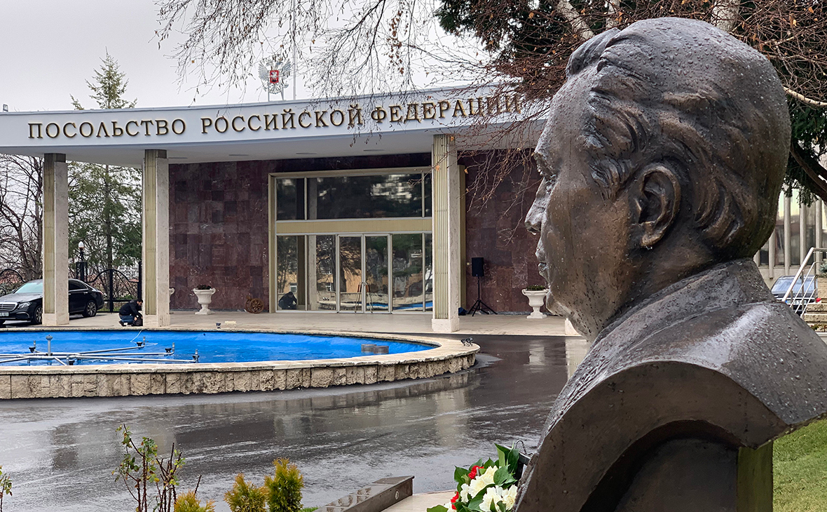 Бюст Андрея Карлова, который установлен на территории российского посольства в Анкаре