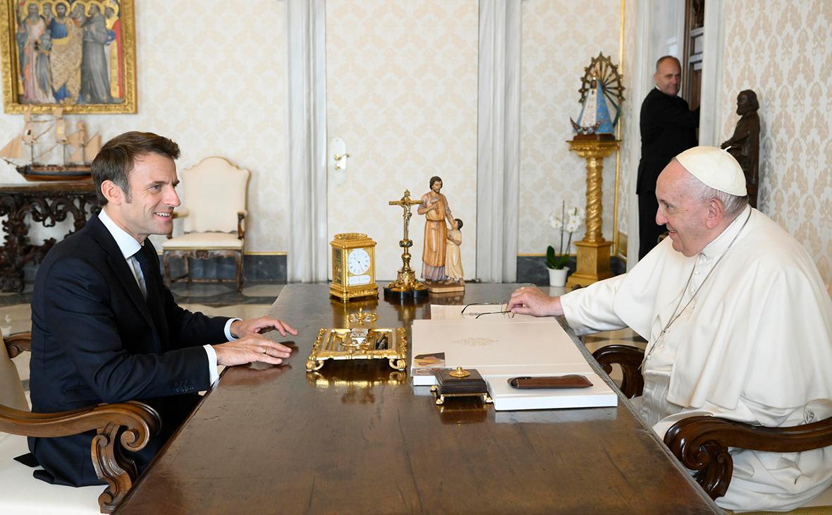 В Кремле ответили на просьбу Макрона к папе римскому о звонке Путину