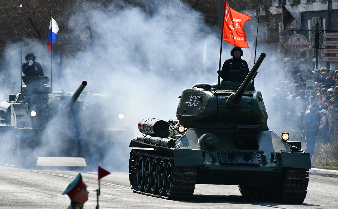 Танк Т-34 во время парада в Чите, посвященного 78-й годовщине Победы в Великой Отечественной войне. Танк возглавил механизированную колонну