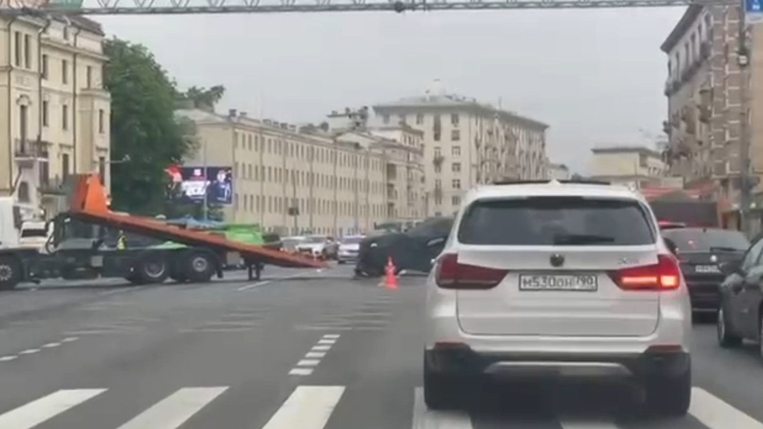 Автомобиль Aurus попал в ДТП в центре Москвы