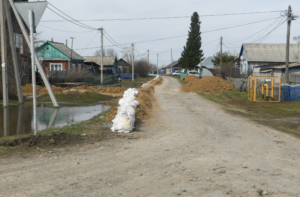 В с. Абатском люди постепенно возвращаются в свои дома