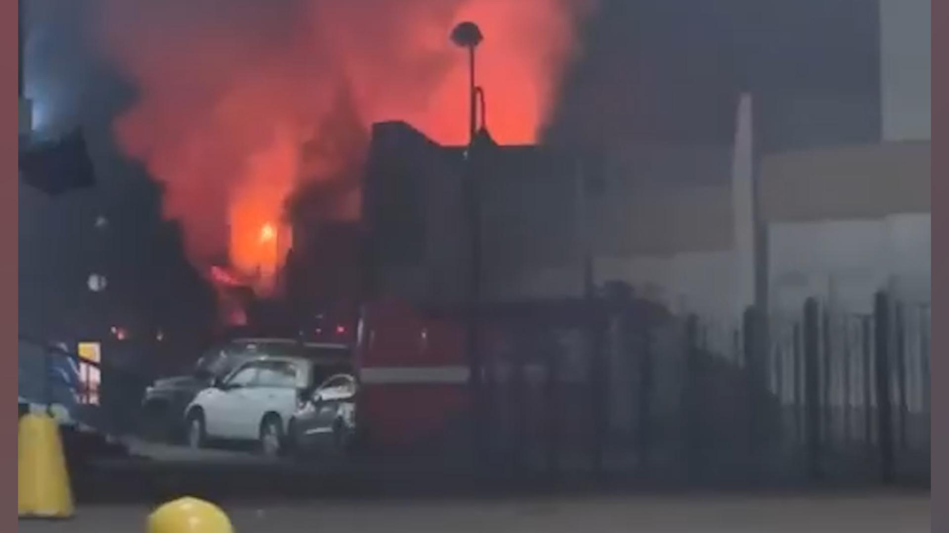 Пожар в торговых рядах после обстрела Донецка. Видео