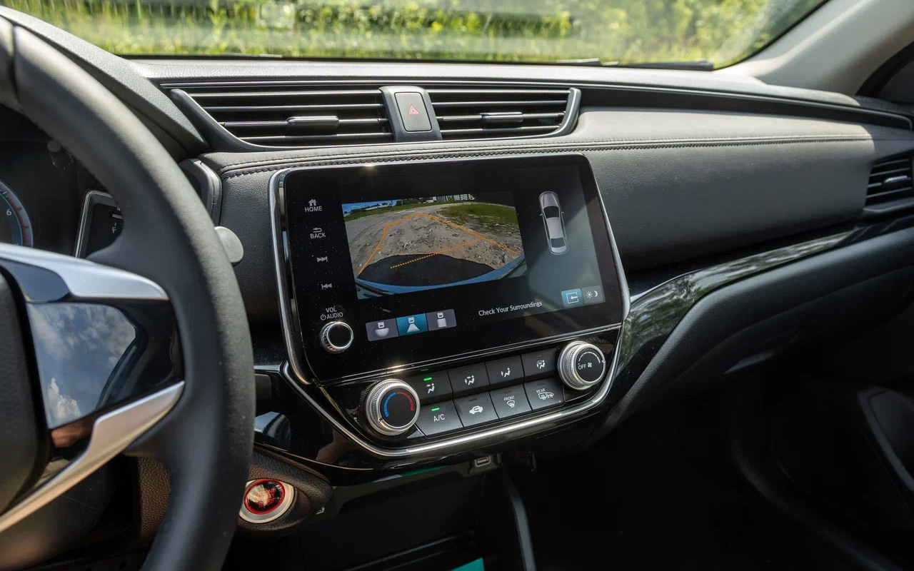 Парковаться по камерам на Honda Crider не особо приятно: система работает специфически, а качество картинки оставляет желать лучшего
