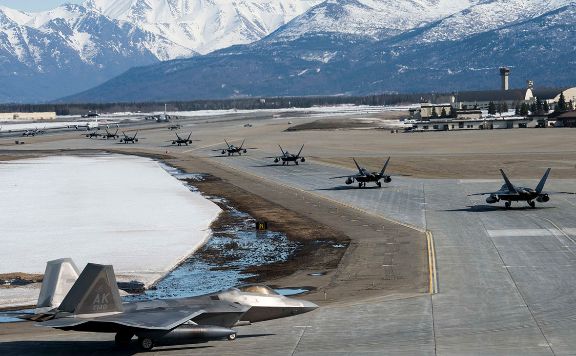 Первая с 2021 года встреча американского и российского президентов пройдет на Объединенной военной базе Элмендорф-Ричардсон. Это крупнейшая военная база на территории Аляски, она расположена в городе Анкоридж и была создана после объединения базы военно-воздушных сил США Эльмендорф и базы сухопутной армии Форт Ричардсон.