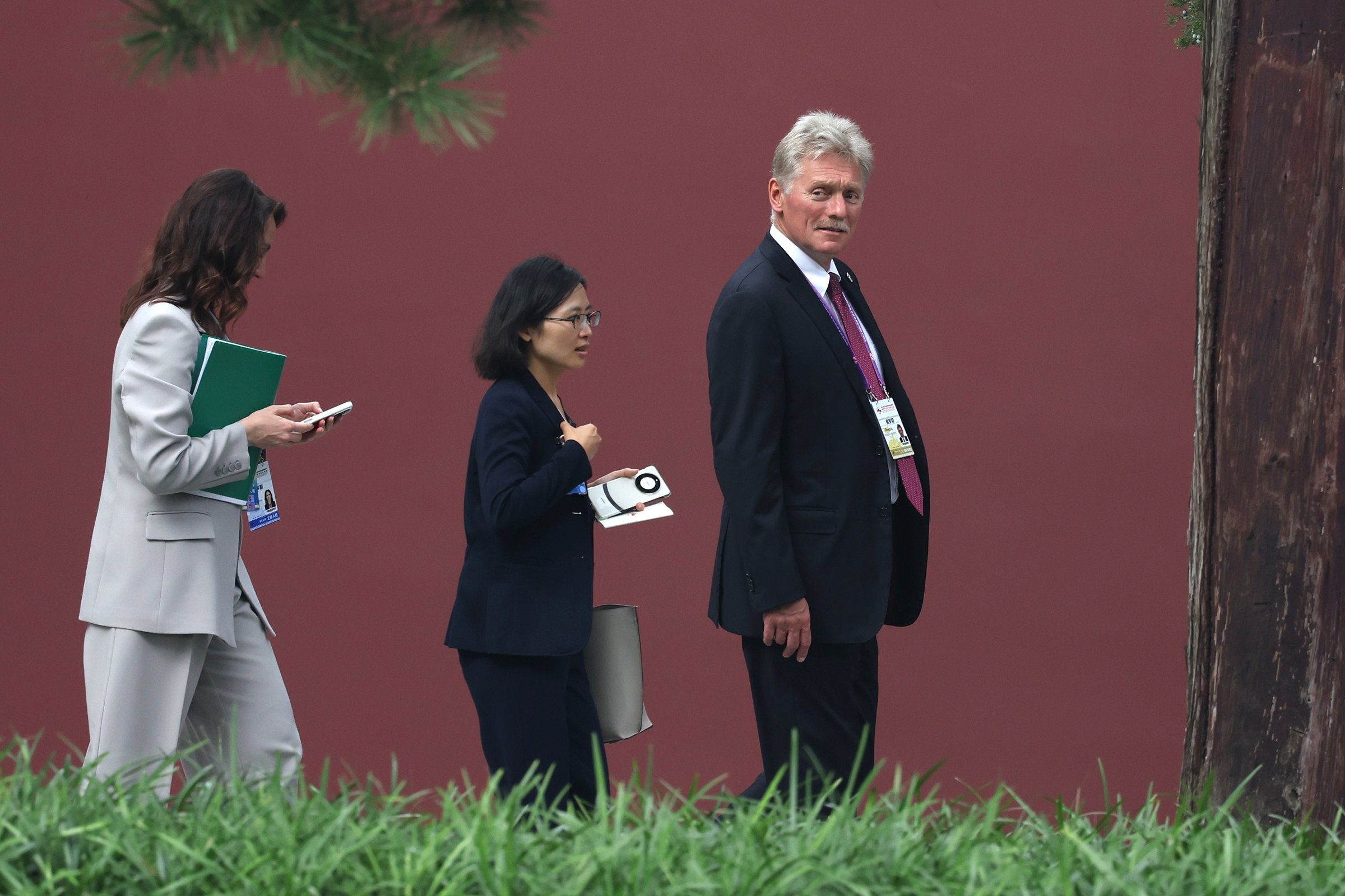 Пресс-секретарь президента Дмитрий Песков во время прогулки.