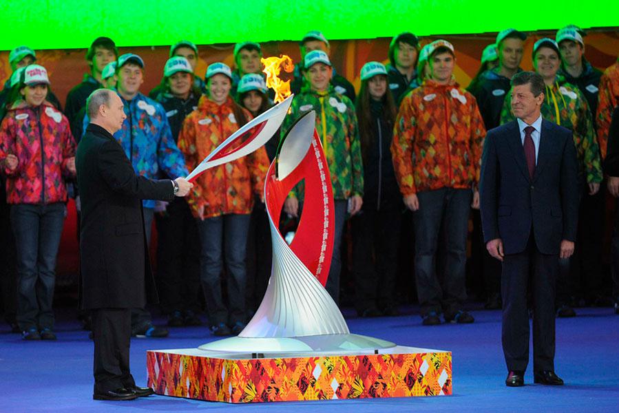 Владимир Путин и Дмитрий Козак (слева направо) во время церемонии&nbsp;зажжения олимпийского огня на Красной площади в Москве,&nbsp;2013 год