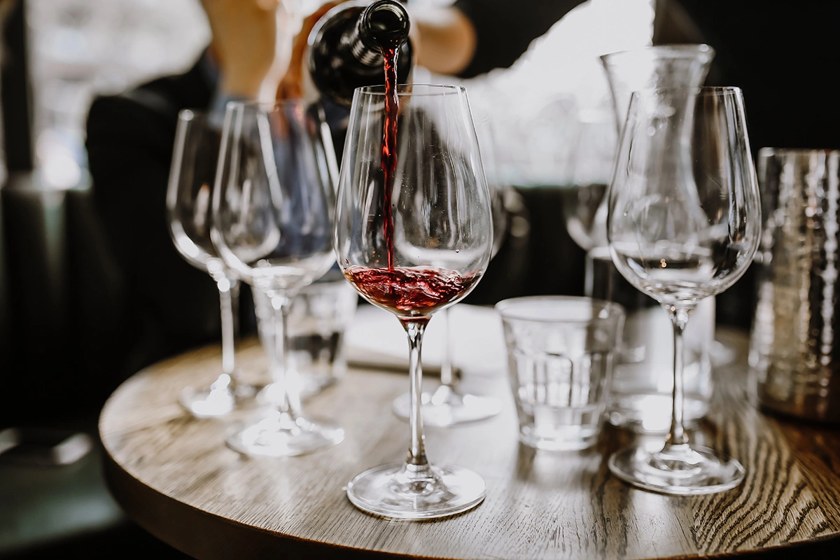 Приглашайте виноделов, устраивайте разбор новинок иди дегустируйте редкие образцы, которые вам каким-то чудом удалось раздобыть, и заводите друзей среди новых знакомых