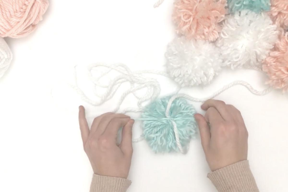Как собрать новогоднюю гирлянду из помпонов