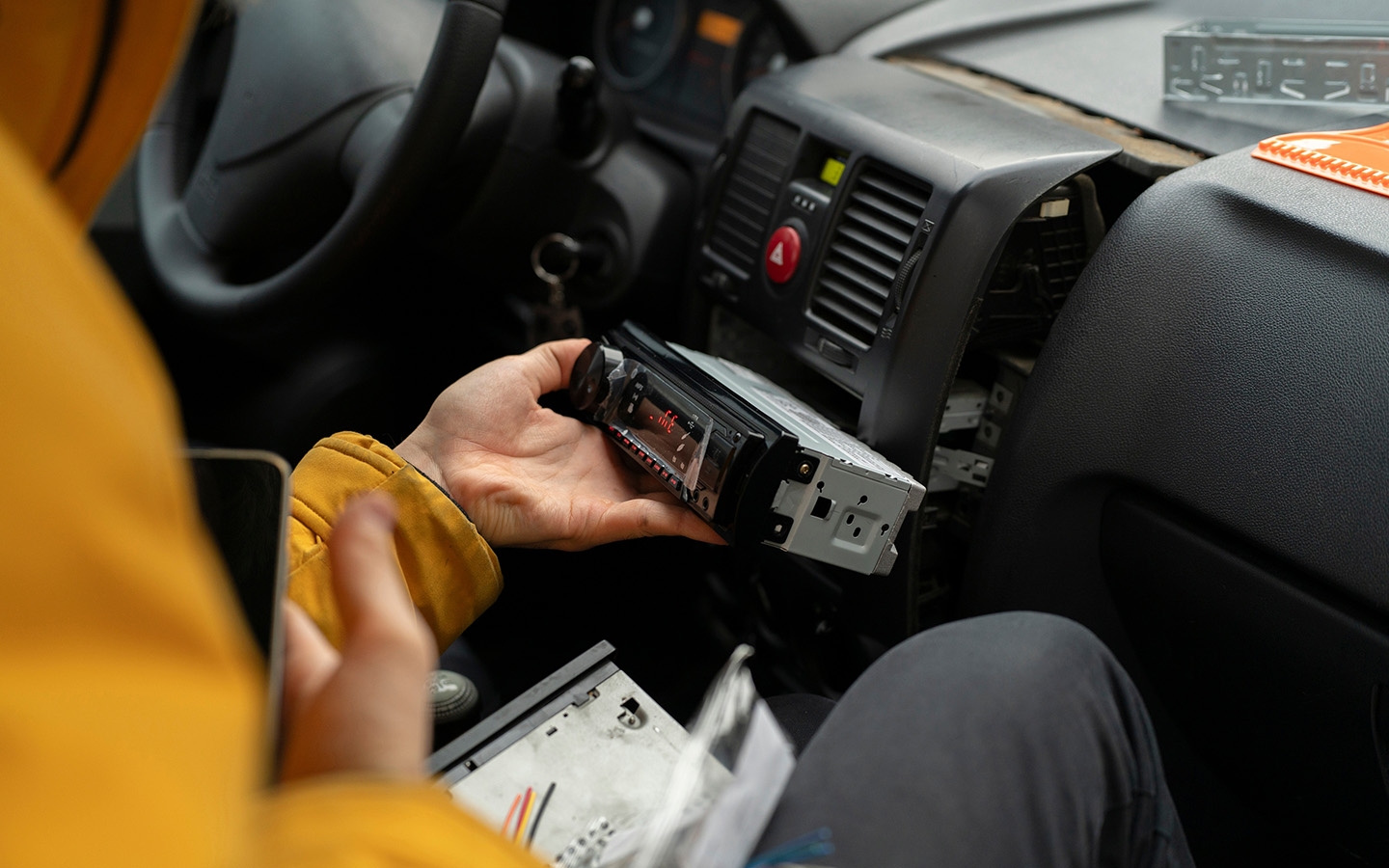 Магнитолы формата 1 din&nbsp;и 2 din, имея общую ширину 180 мм, внешне различаются высотой. В первом случае она 50 мм, а во втором &mdash; 100 мм