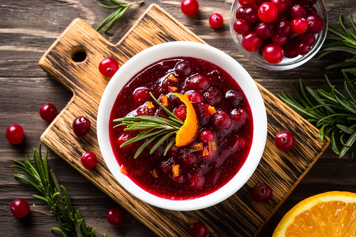 Яркая кислотность, сдержанная сладость, легкая терпкость и характерная ягодная горчинка в послевкусии