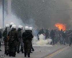 Беспорядки в Греции: Толпа сжигает и грабит банки и магазины