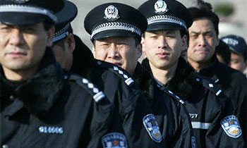 Дорожная полиция Китая кормит сонных водителей перцем чили
