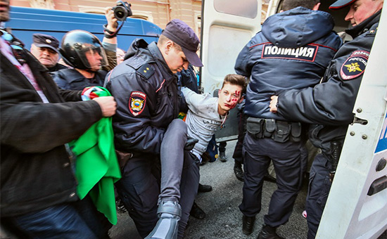 Полиция задерживает участников акции против убийства геев в Чечне


