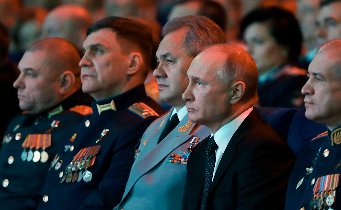 Сергей Шойгу&nbsp;и Владимир Путин на торжественном вечере, посвященном Дню защитника Отечества