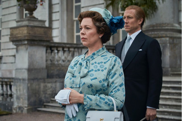 Оливия Колман в роли королевы Елизаветы II с сумкой Launer