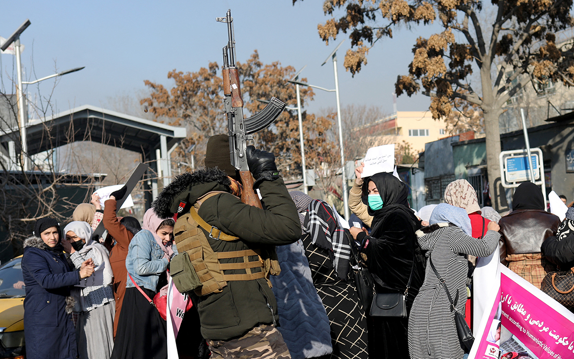 Талибы применили слезоточивый газ против женщин на демонстрации в Кабуле