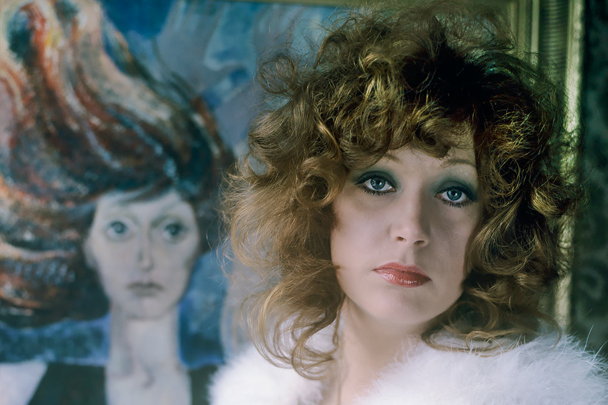 Порнографиялық қара жігіт ресейлік аққұбаның кискасын жыртып жатыр. BDSM трансвеститінің бейнелері