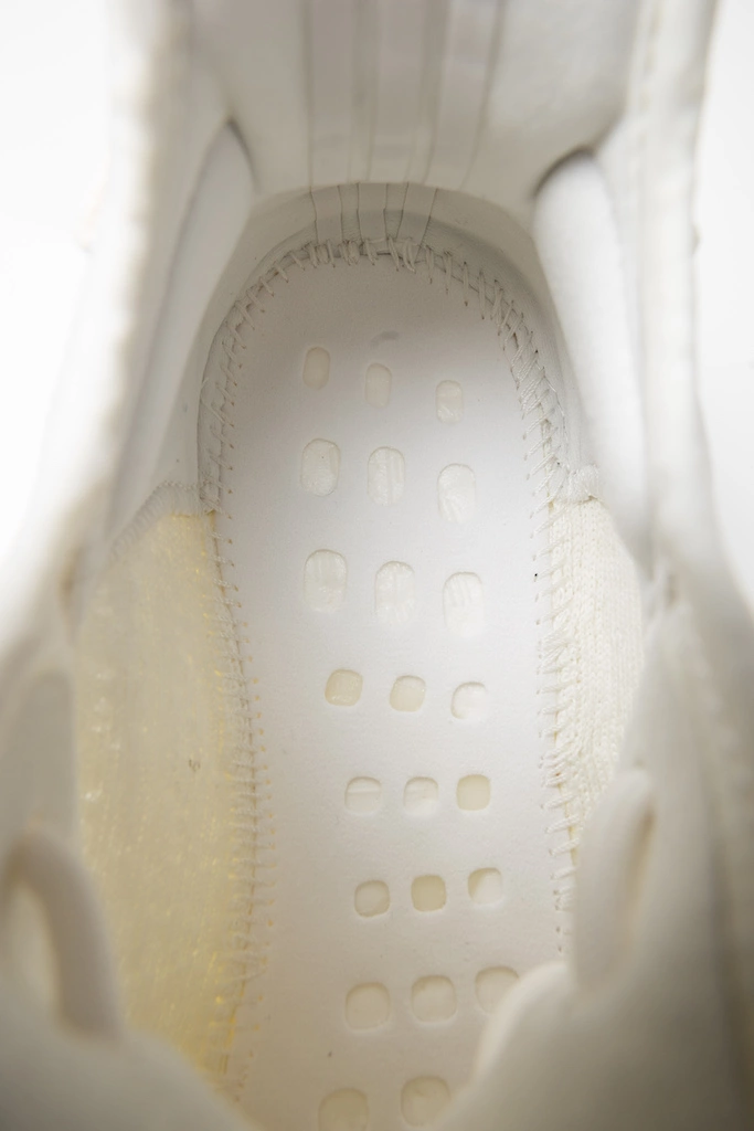 Внутренние швы оригинальных кроссовок&nbsp;Yeezy 350 V2 Triple White